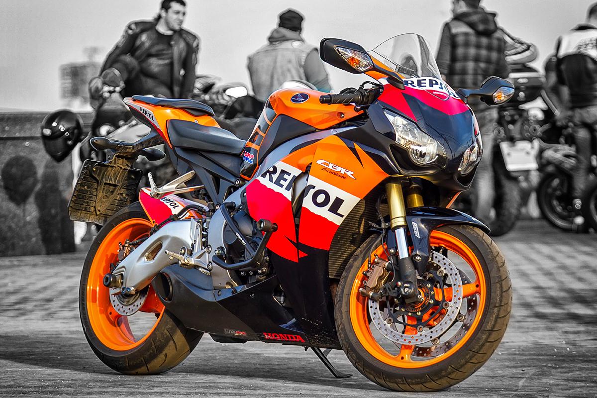 Pokatatsja_v_Kieve_na_motocikle_motokortezh_mototaksi_moto_uslugi.jpg