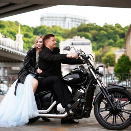 Свадебная фотосессия на байке под мостом