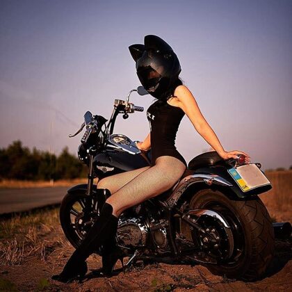 Сексуальная фотосессия на мотоцикле HARLEY DAVIDSON