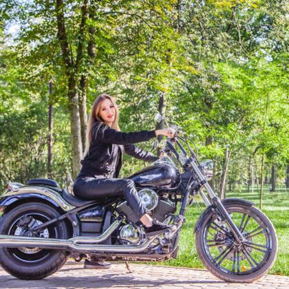фотосессия на мотоцикле в парке