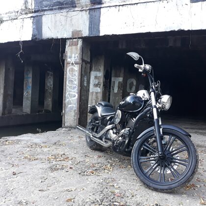 Подача мотоцикла для фотосессии на интересные локации