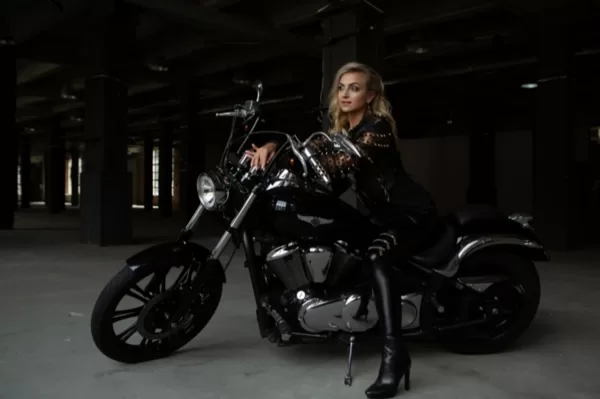 Фотосессия на HARLEY DAVIDSON BLACK, девушка в коже