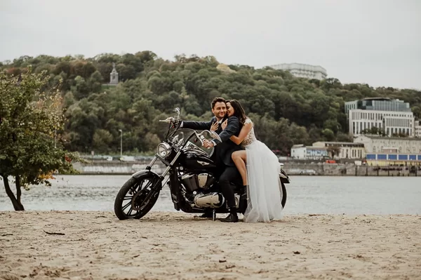 Арендовать Harley Davidson для красивых фото жених и невеста