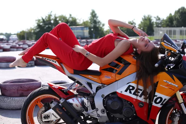 Арендовать спортивный мотоцикл Repsol