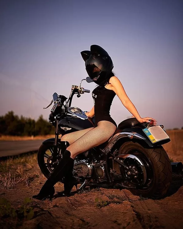 Сексуальная фотосессия на мотоцикле HARLEY DAVIDSON